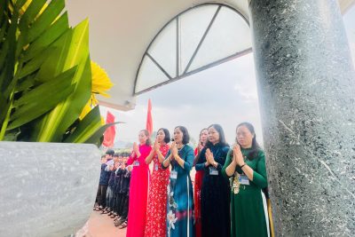 Trường Tiểu học Gia Thanh tổ chức cho cán bộ, giáo viên, nhân viên và học sinh viếng nghĩa trang liệt sĩ Gia Thanh